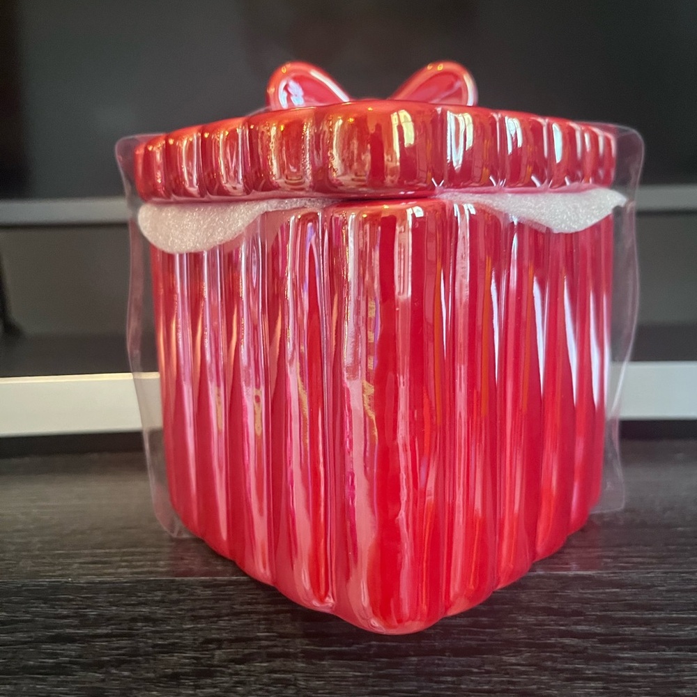 Target Bullseye Valentines Day heart canister💋